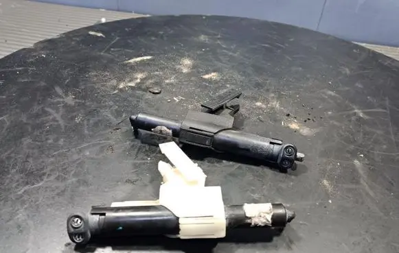 Ford Galaxy Windshield washer spray nozzle 