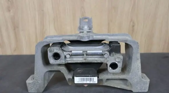 Mercedes-Benz B W246 W242 Engine mounting bracket 2462401617 A2462401617