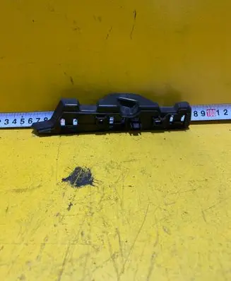 Front bumper mounting bracket