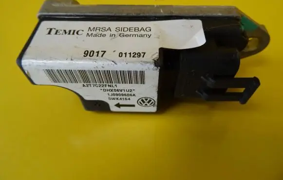 Volkswagen Golf III Airbag deployment crash/impact sensor 5WK4164 1J0909606A