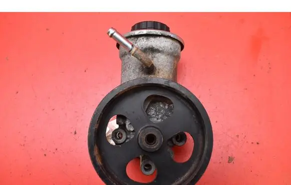 Toyota Avensis Verso Power steering pump 