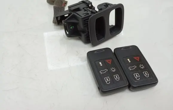 Volvo V70 Ignition lock AH4N15607AE 28227917 30659639
