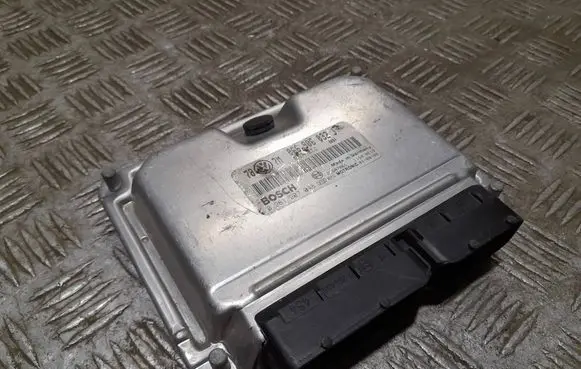 Volkswagen PASSAT B5.5 Engine control unit/module 066906032J 0261207048
