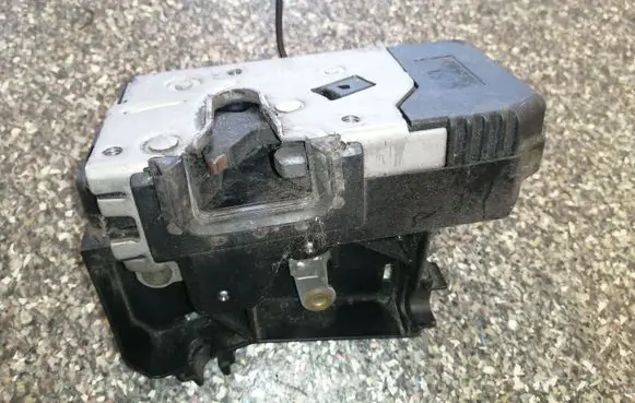 Renault Trafic II (X83) Loading door lock 8200008469