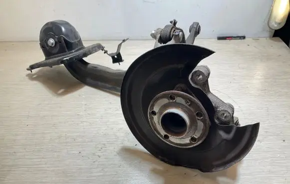 Rear wheel hub spindle/knuckle