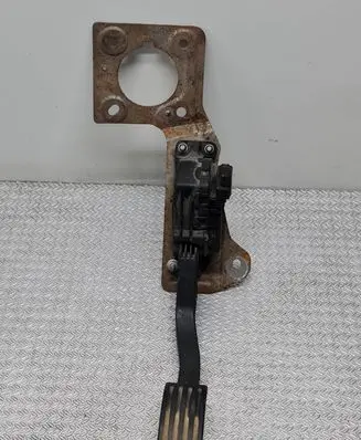 Ford C-MAX I Accelerator throttle pedal 3M519F836AF 051104 6PV00864110