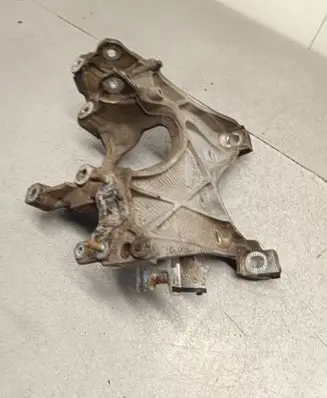 Engine mounting bracket