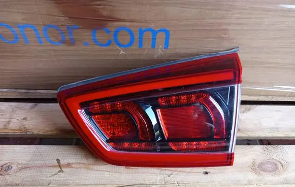 Tailgate rear/tail lights