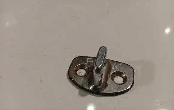 Skoda Fabia Mk2 (5J) Front door lock loop/hook striker