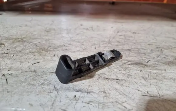 Headlight/headlamp mounting bracket