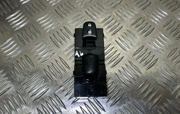 Nissan X-Trail T32 Electric window control switch 17918SN