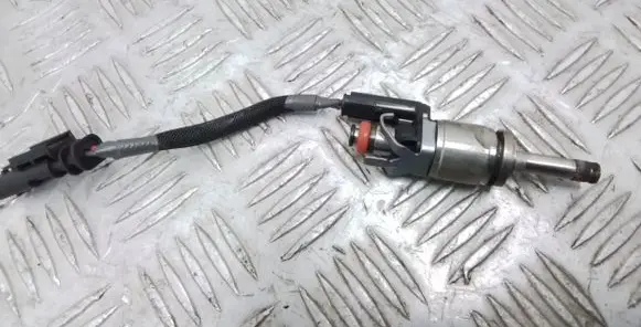 Volvo XC90 Fuel injector 31336653