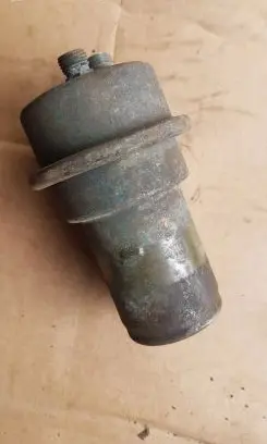 Volkswagen Golf I Fuel pressure regulator 447133441C