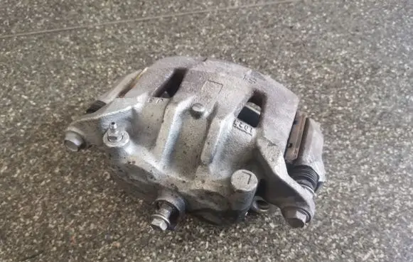 Nissan Leaf I (ZE0) Front brake caliper