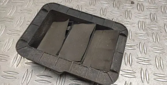 Quarter panel pressure vent