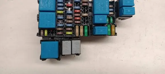Renault Clio IV Fuse module K240185137S 04042017