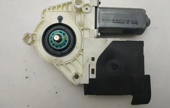 Volkswagen PASSAT B6 Front door electric window regulator 3C2837461L