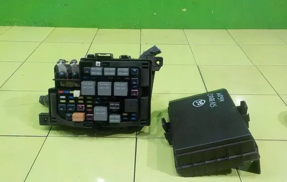 KIA Carens II Fuse box set 919501D240 BEZPIECZNIKOW