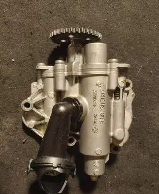 Volkswagen Golf VII Oil pump 04E115109E