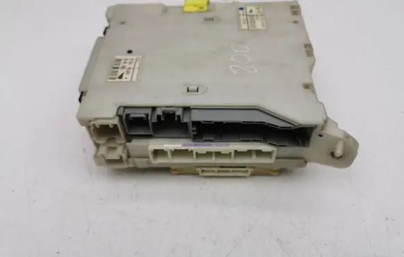 Lexus IS 220D-250-350 Fuse module 8267253040 82730530219934