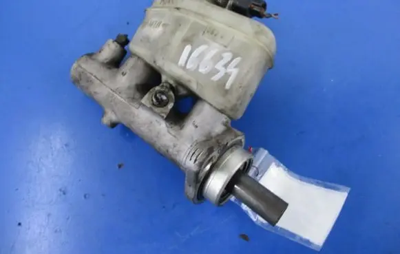 Toyota Avensis T220 Master brake cylinder