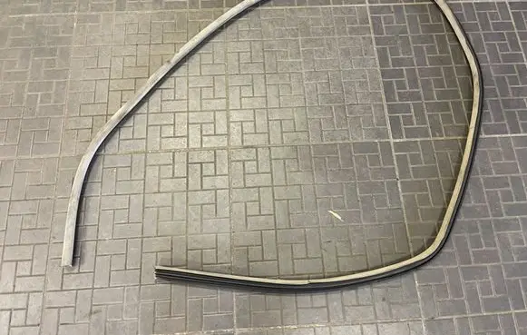 Rear door rubber seal (on body)
