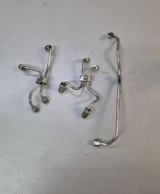 Toyota Avensis T250 Fuel injector supply line/pipe 
