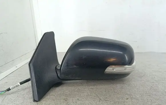 Toyota Avensis T250 Front door electric wing mirror 