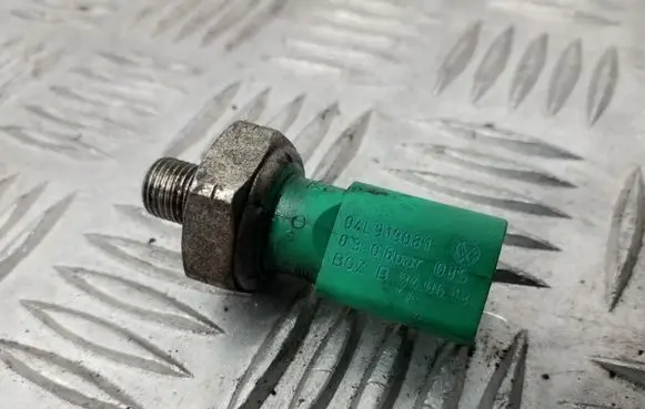 Skoda Octavia Mk3 (5E) Oil pressure sensor 04L919081