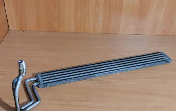 Volkswagen Touareg I Power steering radiator 7L6422885E E6358