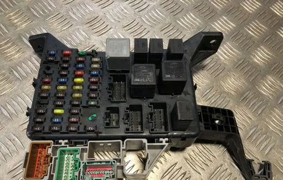 Ford Mondeo Mk III Fuse module 1S7T14A073AE 0K200984