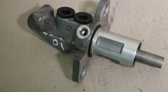 Volkswagen Touran I Master brake cylinder