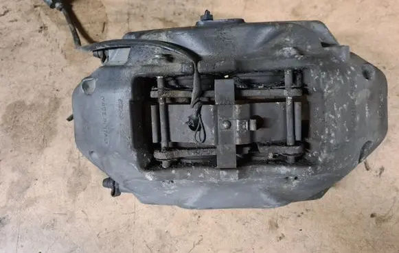 Volkswagen Touareg I Front brake caliper 209236051A