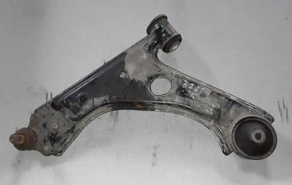 Opel Corsa E Front lower control arm/wishbone 13426552