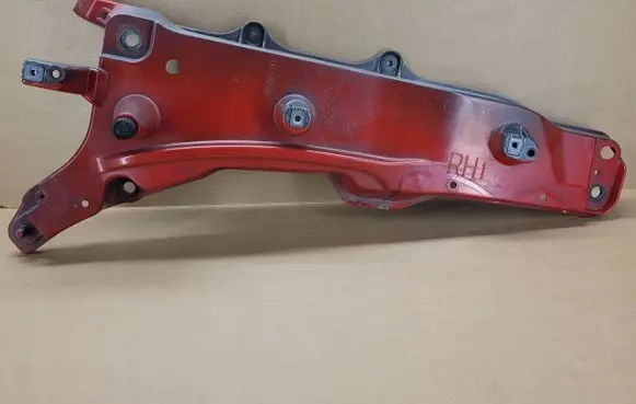 Volvo XC90 Fender mounting bracket ENAV31391778