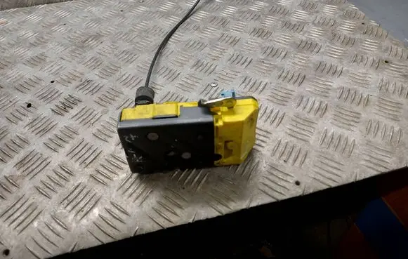 Volvo XC70 Front door lock 30663041