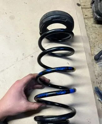 KIA Carens III Rear coil spring 553313x000