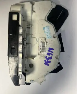 Volkswagen Jetta VI Front door lock 5k1837016b