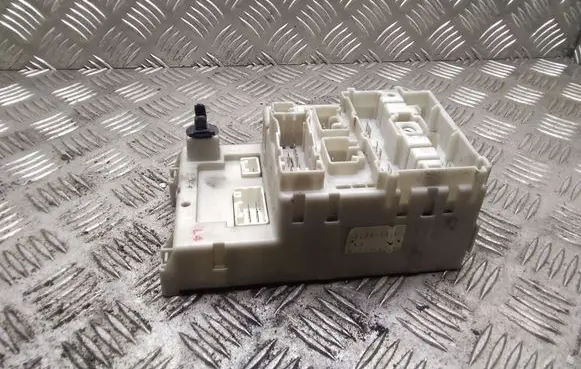 Toyota RAV 4 (XA20) Fuse module 8273342080