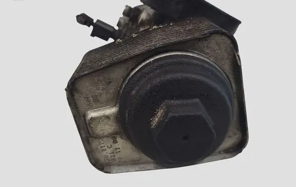 Volkswagen PASSAT B6 Oil filter mounting bracket 045115389J 038117021C