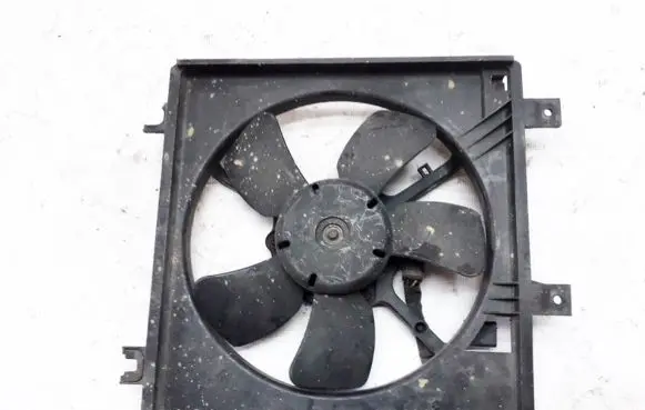 Radiator cooling fan shroud