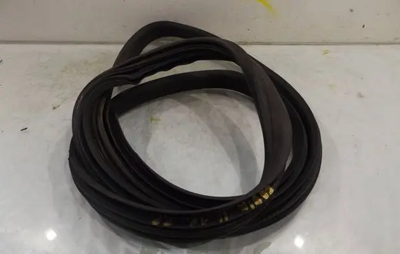 Skoda Fabia Mk2 (5J) Front door rubber seal 