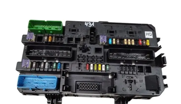 Opel Zafira B Fuse module 13220831