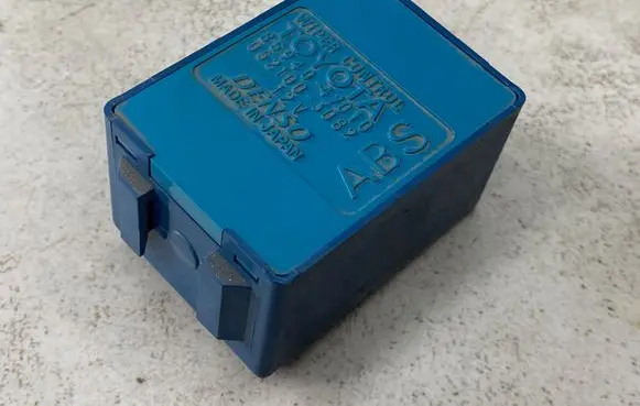 Toyota Prius (XW20) Window wiper relay 8594047010 0521003082