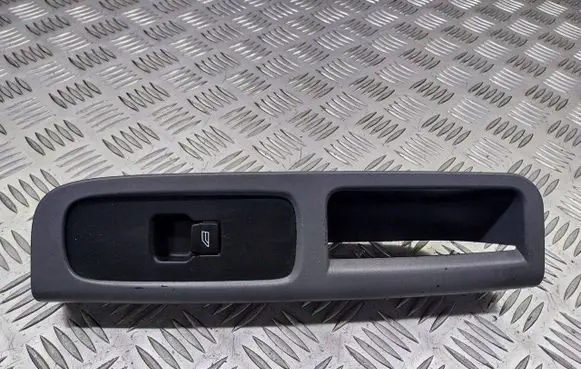 Volvo V50 Quarter vent window switch 8679474