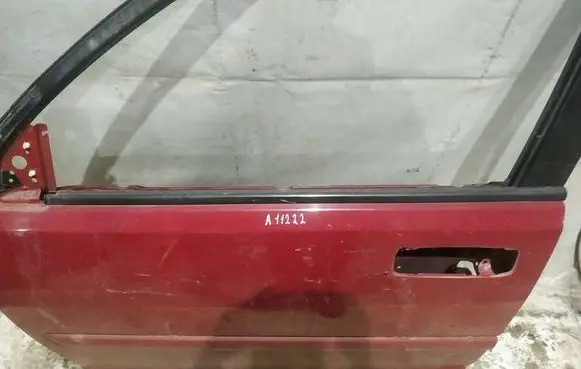 Nissan X-Trail T30 Front door glass trim molding 