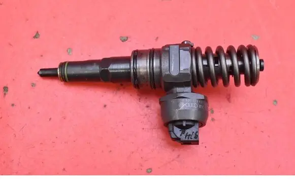 Volkswagen Golf IV Fuel injector 038130073AG