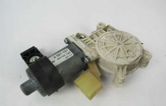 BMW 5 E60 E61 Front door window regulator motor 6981141