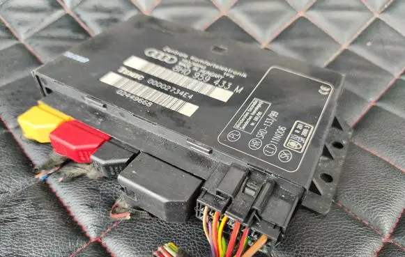 Audi A4 S4 B7 8E 8H Central body control module 8H0959433M 00002734E4 02449668