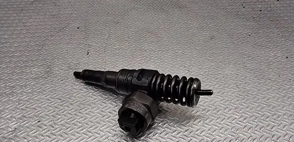 Audi A4 S4 B5 8D Fuel injector 038130073H